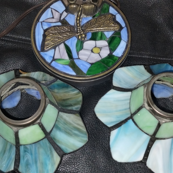 Adorable Tiffany style small lamp - Picture 2 of 7